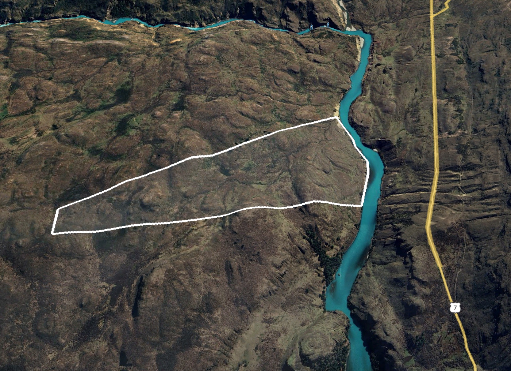 Cochrane | Campo de 121 ha, 900 metros Orilla de Río Baker